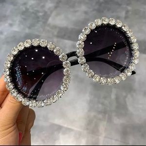 Sunglasses elegant round